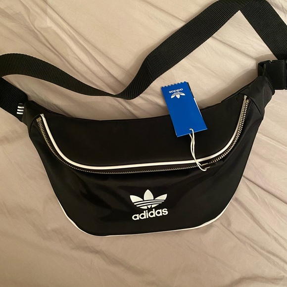 BNWT ADIDAS BAG - Picture 1 of 2